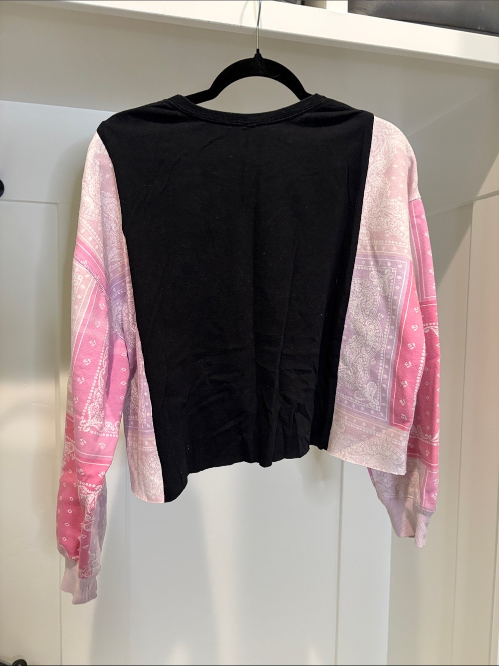 Upcycle DOLLY Parton Graphic Cropped Pullover with Pink Bandana Print Sleeves - Picture 2 of 3